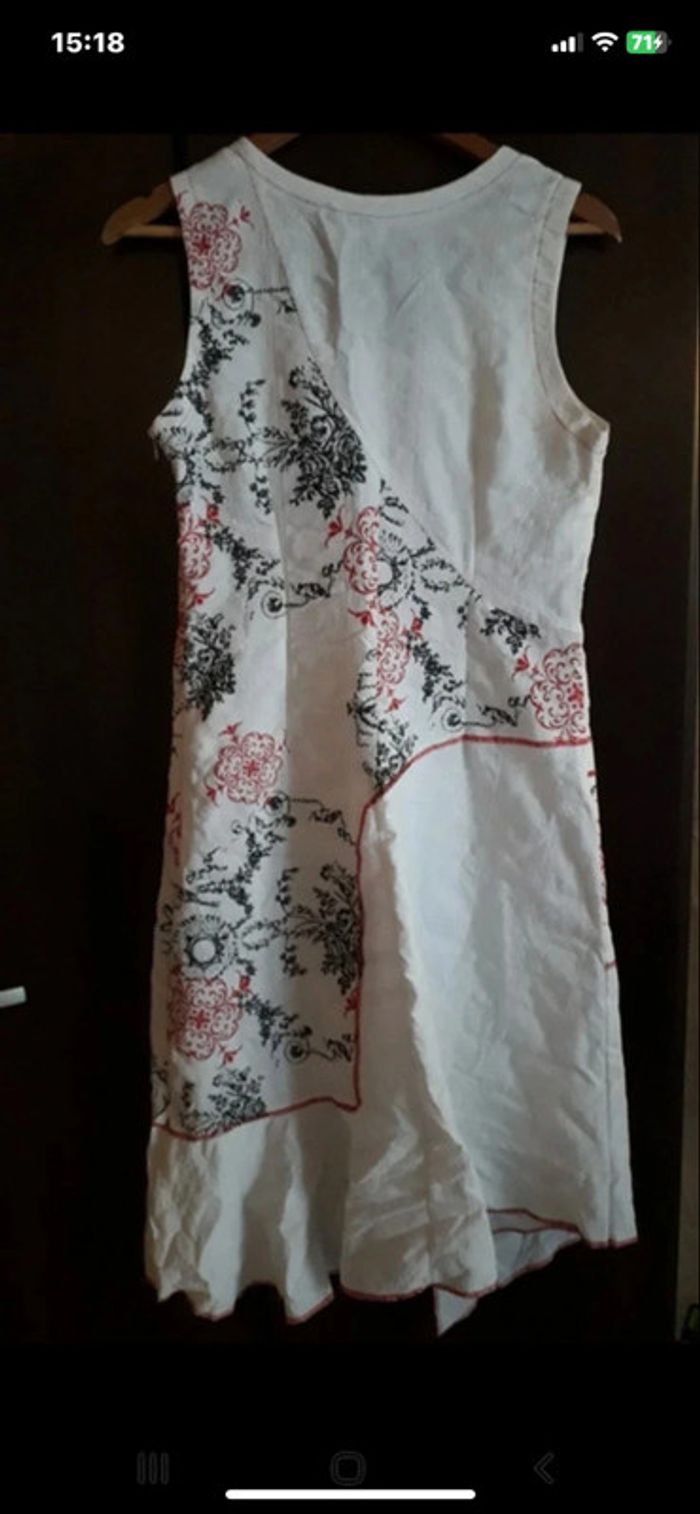 Jolie robe asymétrique blanche avec motifs asiatiques noirs et rouges - photo numéro 2
