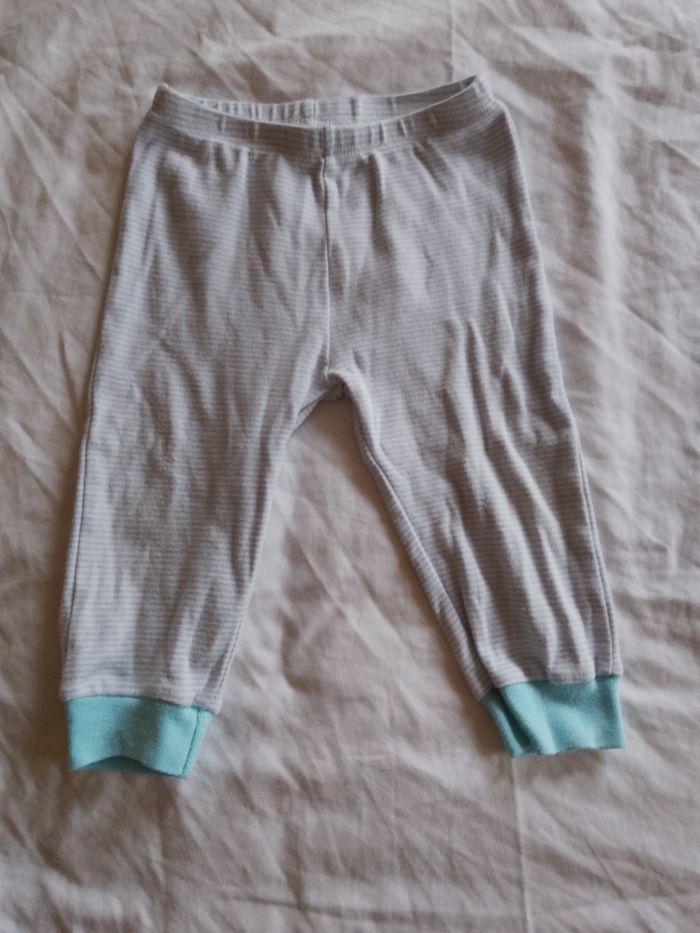 Pantalon bleu clair et blanc
