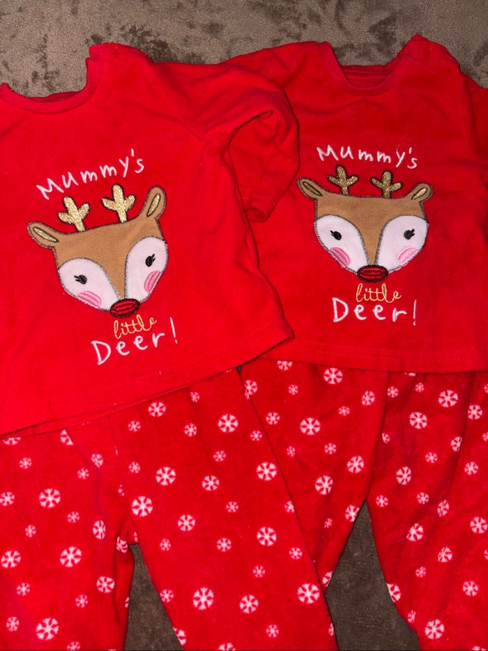 Lot de deux pyjamas de Noël pour jumeaux taille 6/9 mois primark en très bon état - photo numéro 3