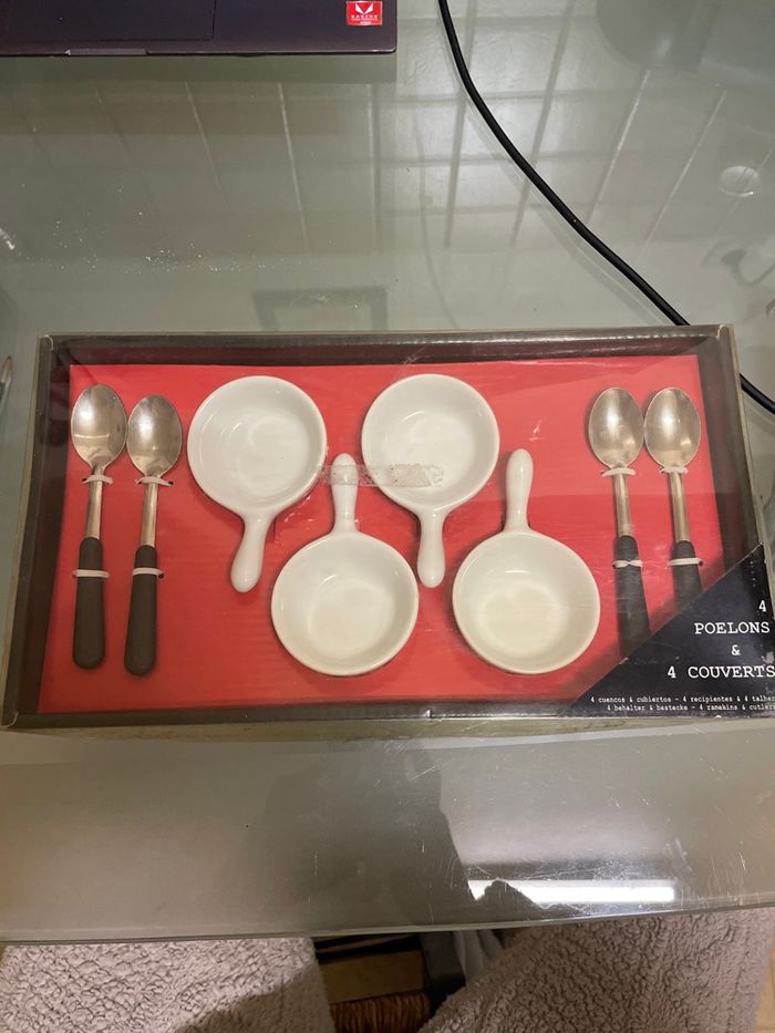 4 poêlons et ses couverts