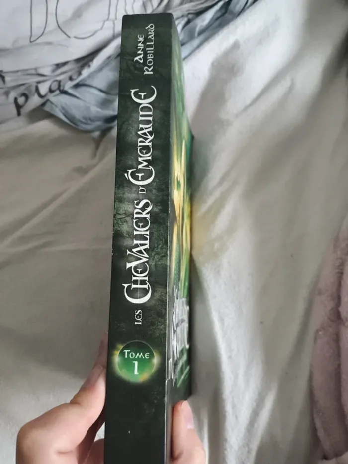 Livre "les chevaliers d'émeraude" tome 1 - photo numéro 2
