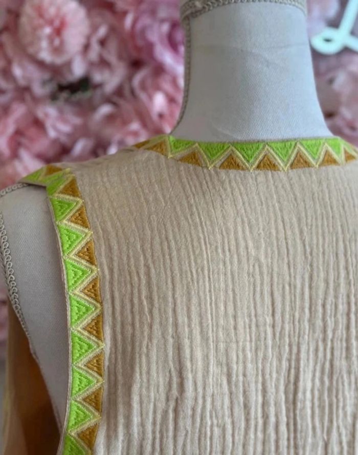 Gilet sans manches façon gaze de coton brodé de fleurs colorées, taille 36 - photo numéro 10