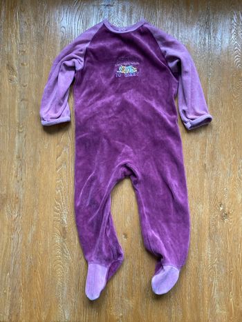 Pyjama grenouillère en velours violet et rose avec motif Winnie l’ourson taille 18 mois