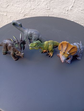 4 dinos plastique dur