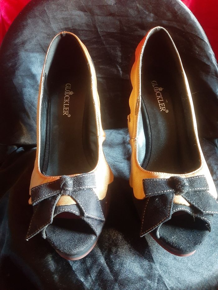 Escarpins noirs et dorés