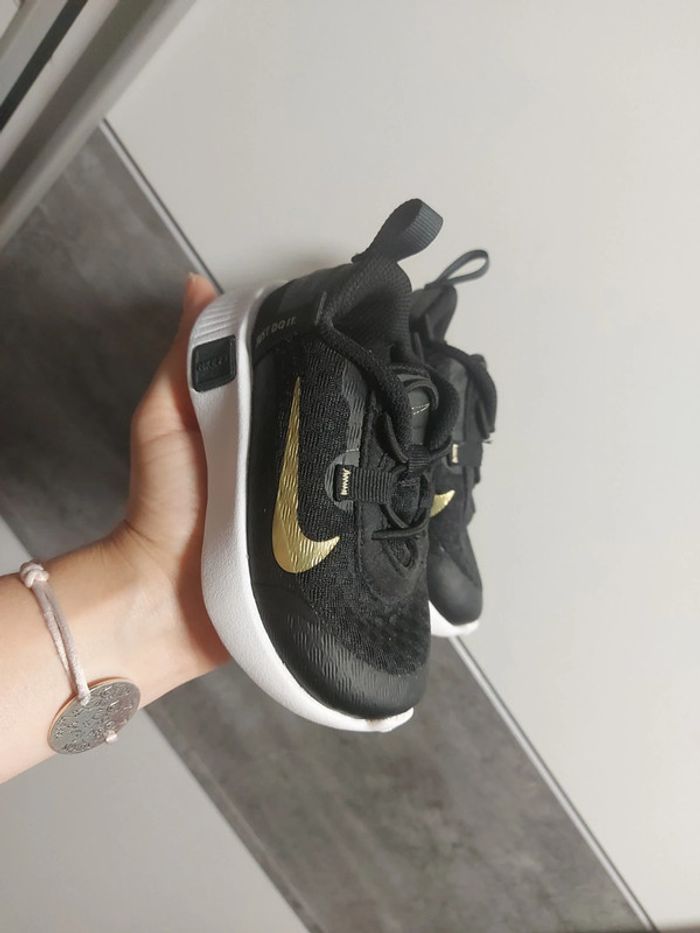 Baskets Nike taille 22 neuve