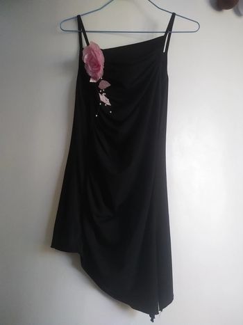 Top à bretelles noir asymétrique avec rose