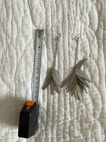 Boucles d’oreilles percées pendantes motif plumes métal argenté