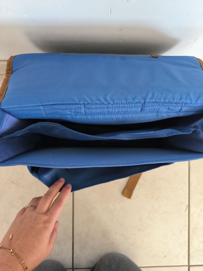 Cartable bleu jamais utilisé - photo numéro 2