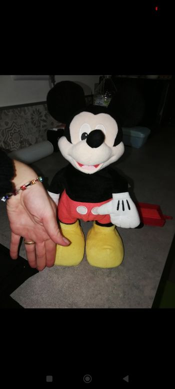 Mickey chante et danse