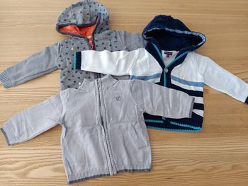 Lot de 3 gilets 12 mois (sergent major, Obaibi, Orchestra)