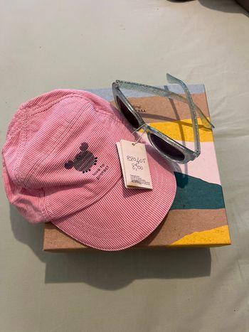 Casquette et lunettes de soleil