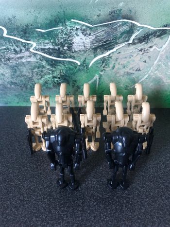 Lot de figurines type lego 10 droïdes et 2 Superdroïdes de combats Star Wars.