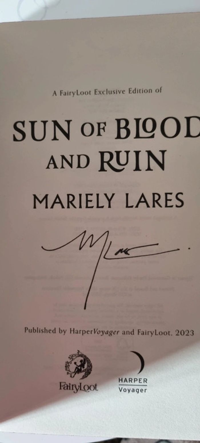 Sun of Blood and Ruin
Fairyloot signed by Mariely Lares - photo numéro 5