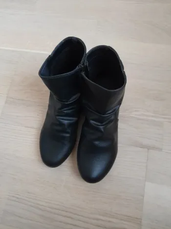 bottines Gémo noires. Parfaites pour un look casual ou habillé, elles s'adaptent à tous les styles.