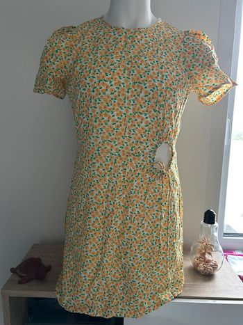Magnifique robe jaune fleurie