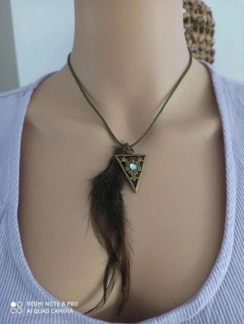 Collier plume kaki femme - bijoux fantaisies tendance à saisir