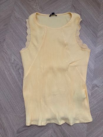 Top jaune avec dentelle
