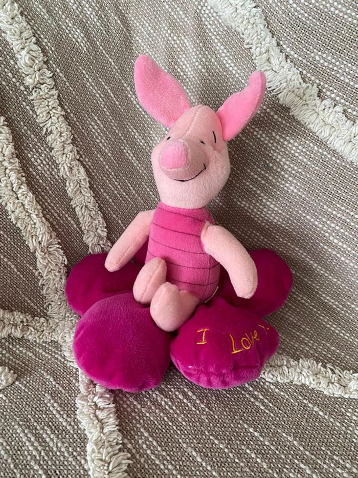 Peluche doudou 25cm Disney Winnie porcinet cochon rose assise sur une fleur très bon état