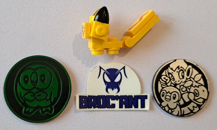 Lot 3 figurines et jouets Pokémon