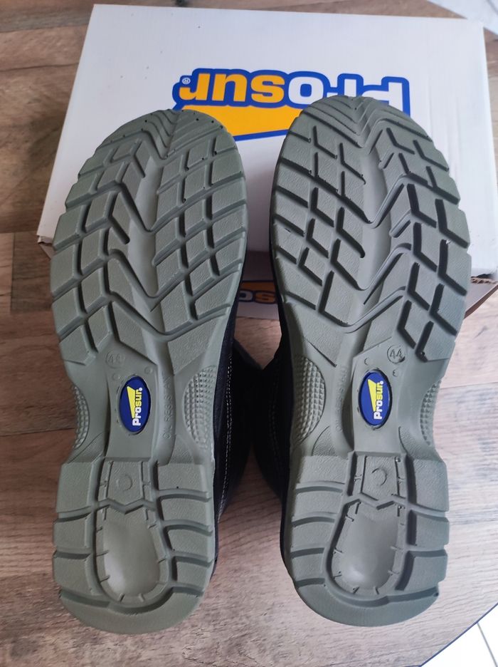 Chaussures de sécurité 44 Neuves sans les lacets - photo numéro 3