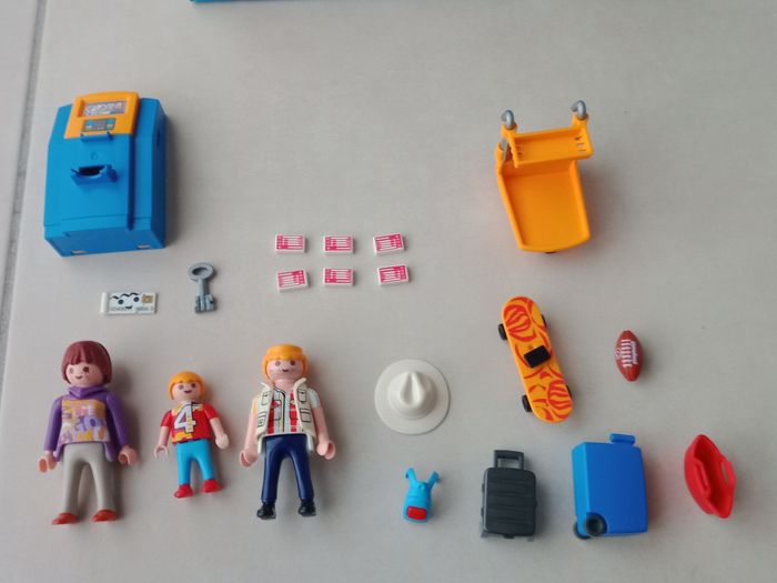 Playmobil Famille de vacanciers et la borne d'enregistrement. - photo numéro 6