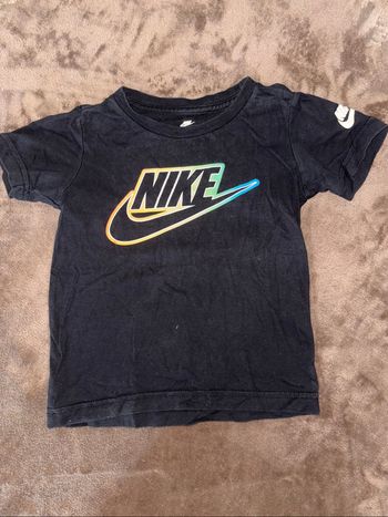 T-shirt Nike noir garçon taille 3 ans noir en très bon état.