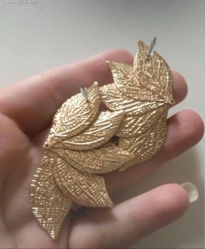 Boucles d’oreilles NEUVES pour femme forme de pétales de fleurs couleur doré - photo numéro 7