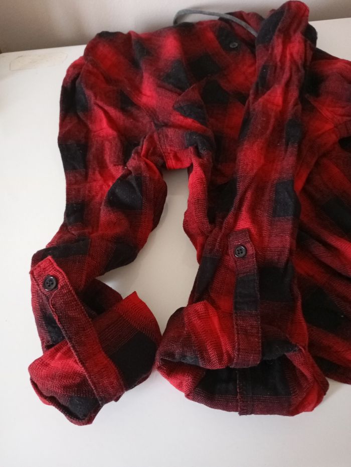 Chemise avec capuche et 2 poches . Taille M .Coton carreaux  rouge et noir . Jennyfer. État neuf - photo numéro 5