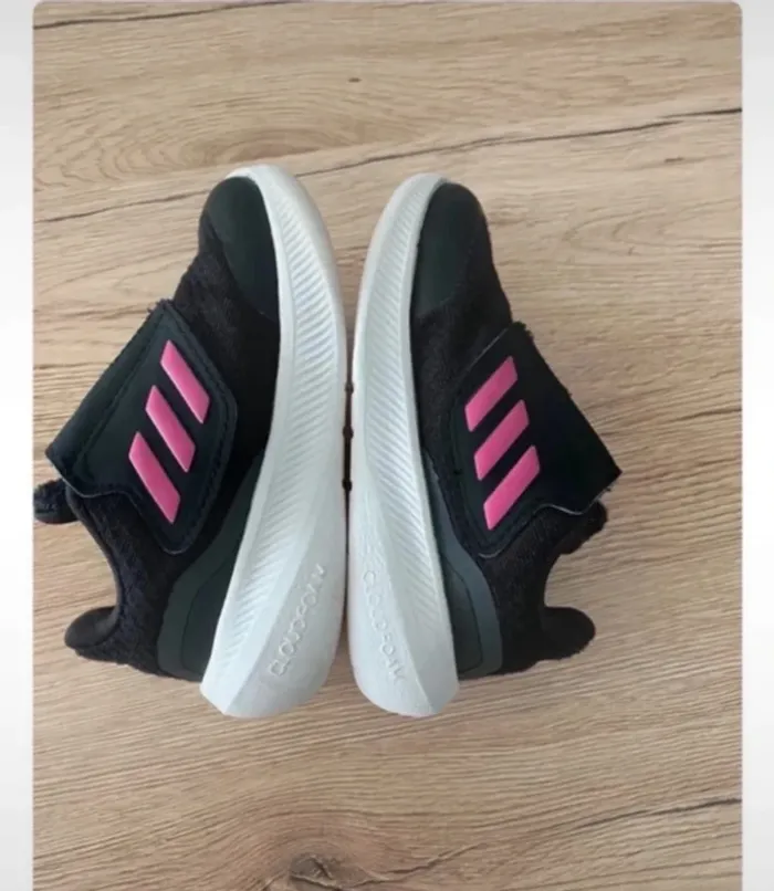 Baskets adidas à scratch rose et noires taille 22 en très bon état - photo numéro 2