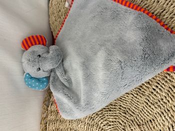 Doudou Plat JURONG ZD Trading Action Eléphant Gris Orange Bleu Grelot
