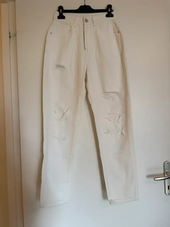 Jean mom troué blanc en très bon état taille 34 Shein