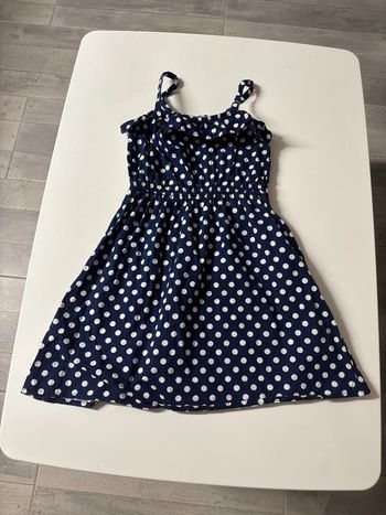 Robe bleue à pois blancs
