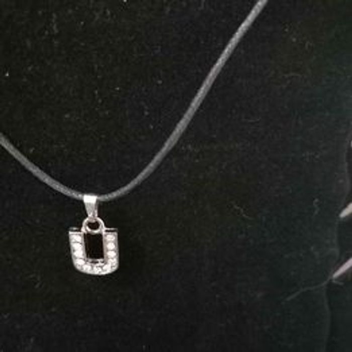 Collier avec pendentif lettre U - photo numéro 4