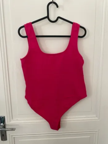 Body à bretelles rose fluo NAKD