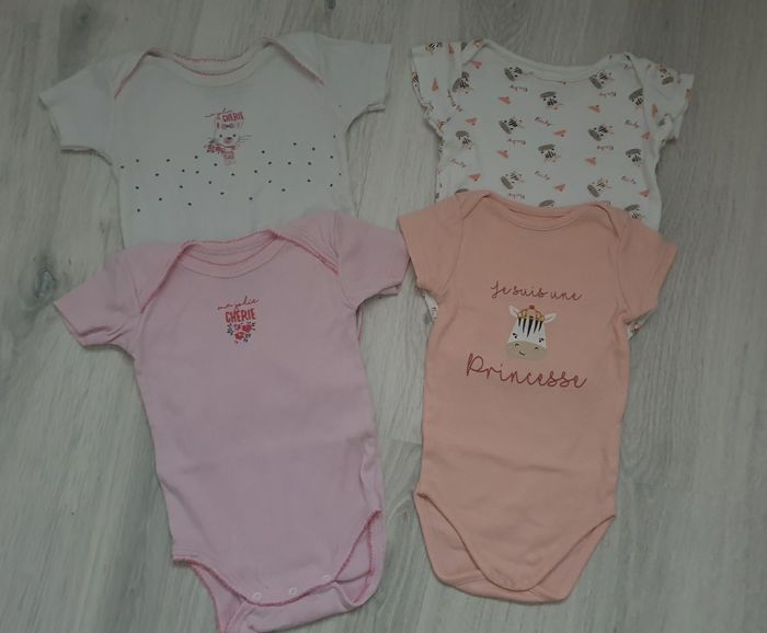 Lot bodies 9 mois