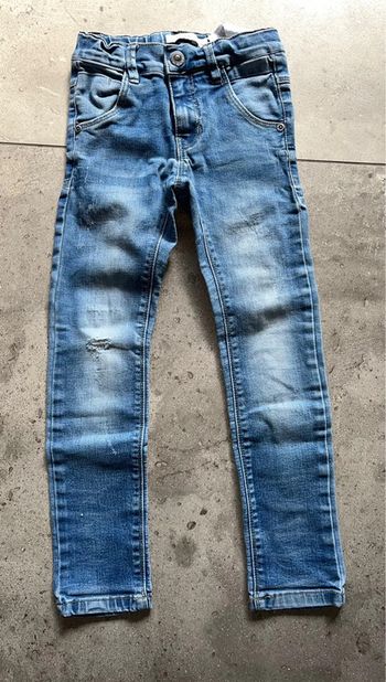 Jean name it 7 ans bon état  troué à un genou d’origine