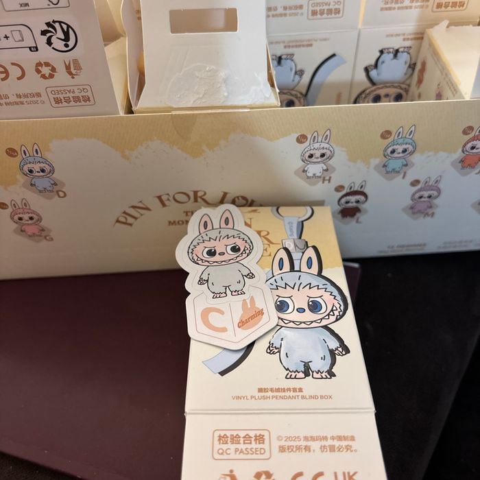 Labubu pin for love- C