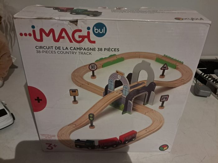 Train en bois + plein de vehicules - photo numéro 2