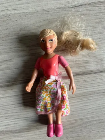 LCB Learning Curve - Figurine en plastique Caring Corners, maman blonde avec jupe fleurie