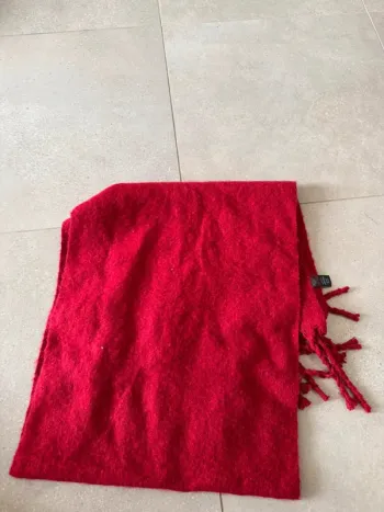 Echarpe rouge, très bon état, 50x200cm