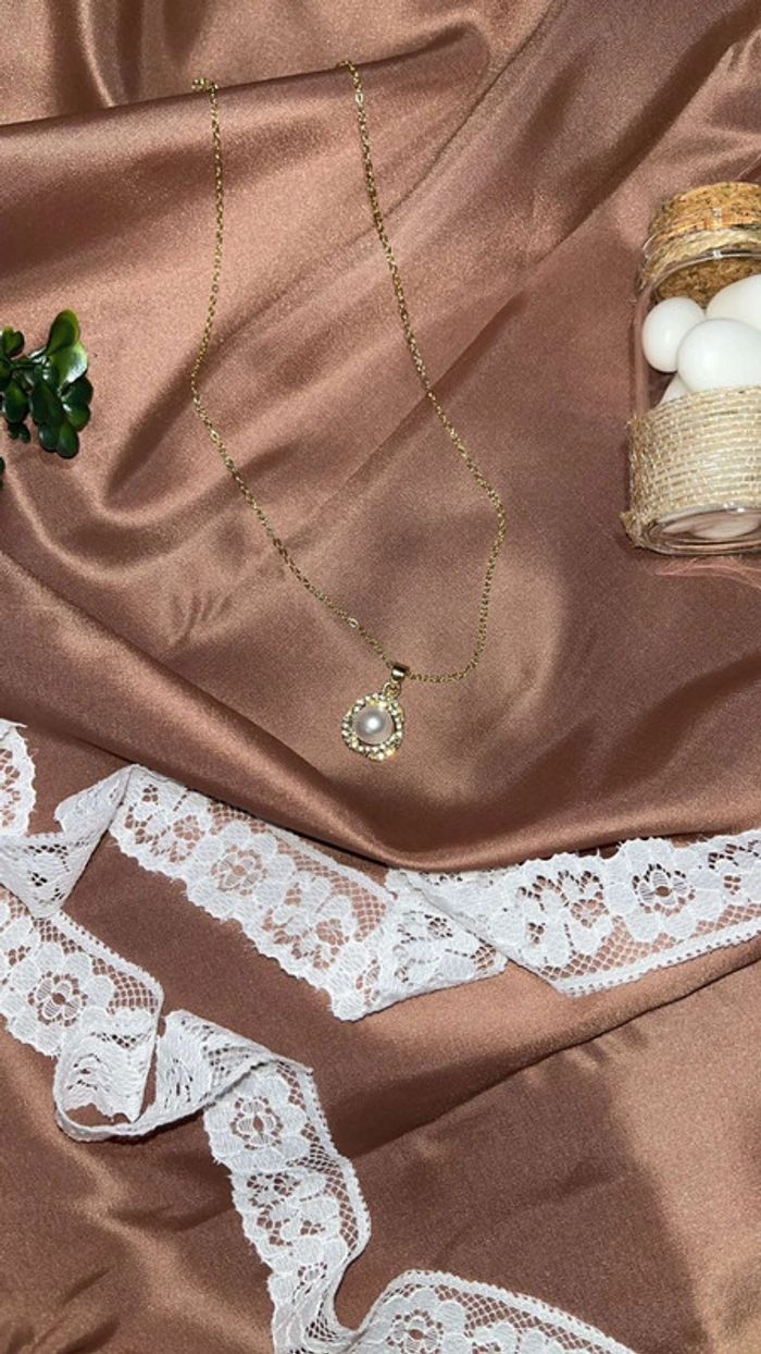 Ensemble bijoux perles blanches entourées de doré – Collier, bague & boucles d’oreilles - photo numéro 2