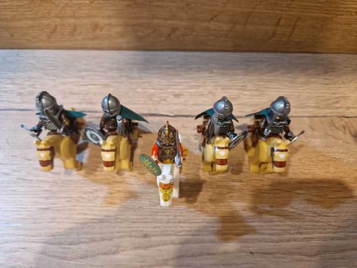 Figurines type lego Roi Théoden + 4 cavaliers du rohan seigneur des anneaux - photo numéro 7