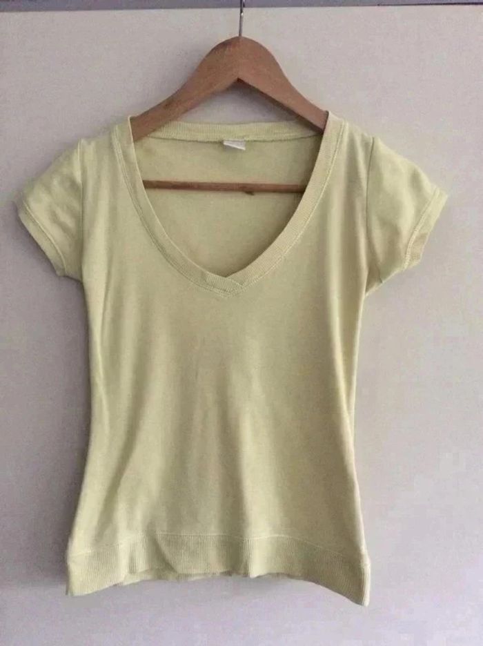 T-shirt jaune pâle
