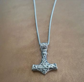 Collier et pendentif marteau viking motifs celtiques
