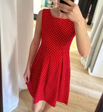 Robe courte rouge à pois