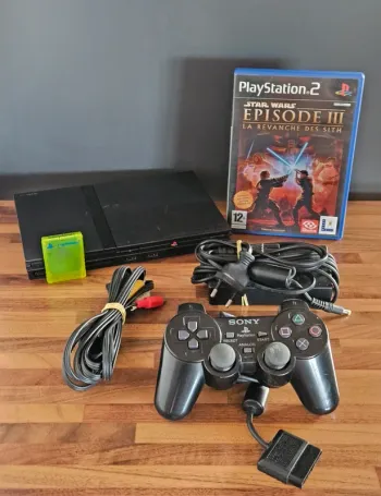 PlayStation 2 Slim + Carte mémoire et Jeu Star Wars