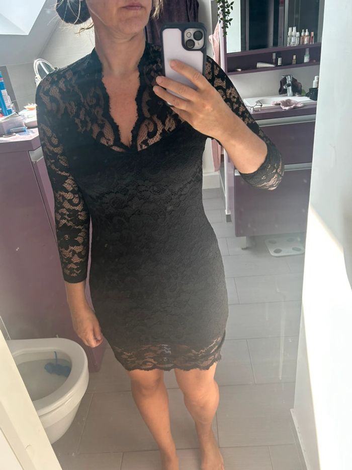 Robe noire effet dentelle - photo numéro 2
