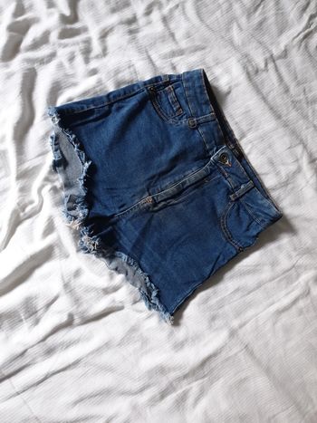 Short en jean bleu Marque Bershka taille 36