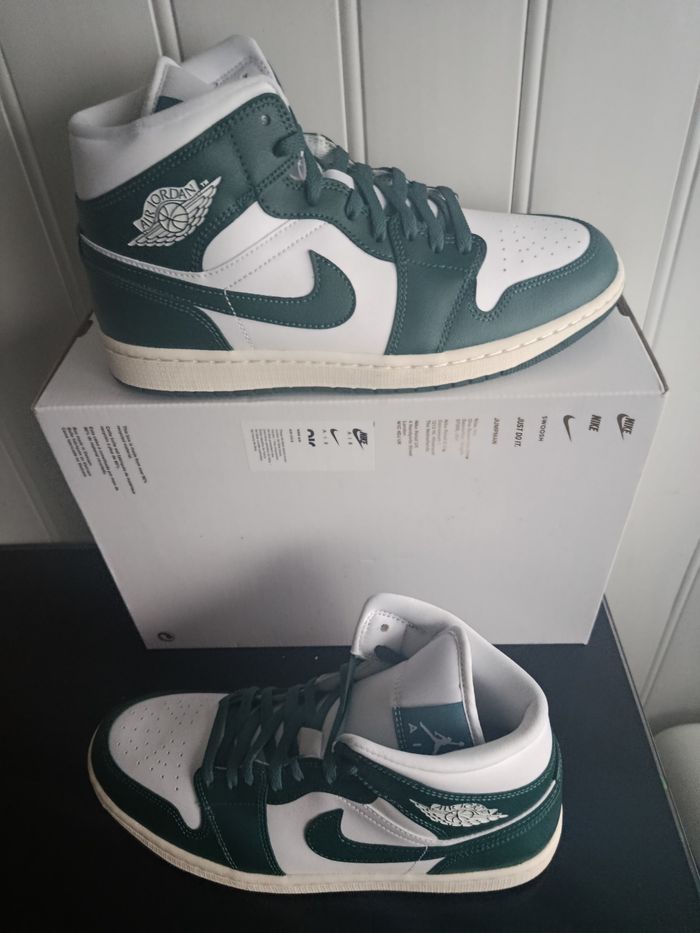 Air Jordan 1 MID Authentique 
Neuf - photo numéro 2